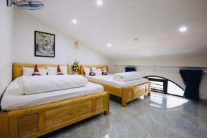 Postel nebo postele na pokoji v ubytování Lan Mạnh Hotel