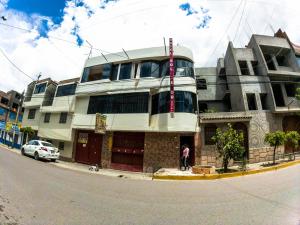 un edificio en la esquina de una calle en Hotel Sol de Oro Ayacucho, en Ayacucho