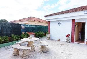 Patio alebo iná vonkajšia časť ubytovania Beautiful quiet house with private pool in City of Music Lliria,22 minutes from valencia + 29 fotografií