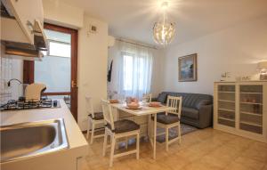 kuchnia i salon ze stołem i kanapą w obiekcie Awesome Apartment In Quartu Santelena With Kitchen w mieście Quartu SantʼElena