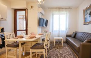 salon ze stołem i kanapą w obiekcie Awesome Apartment In Quartu Santelena With Kitchen w mieście Quartu SantʼElena
