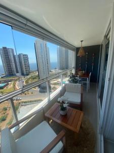 コンコンにあるDepartamento en Costa de Montemarの市街の景色を望むリビングルーム