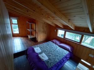 una vista aérea de un dormitorio en una cabaña de madera en Hermosa cabaña en la entrada de San martín de Los Andes en San Martín de los Andes