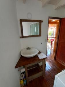 baño con lavabo y espejo en la pared en Hermosa cabaña en la entrada de San martín de Los Andes en San Martín de los Andes