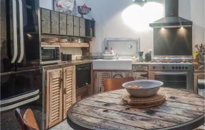 - une cuisine avec une table en bois et un bol dans l'établissement 1 Bedroom Beautiful Home In Lhoumeau, à LʼHoumeau