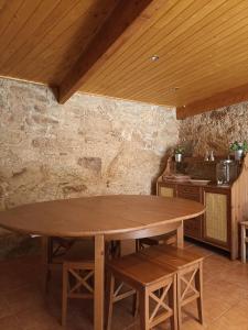 una mesa de madera en una cocina con techo de madera en Casa do Soito., 