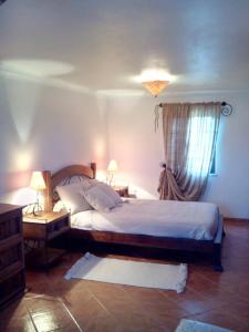 ein Schlafzimmer mit großem Bett und Fenster in der Unterkunft Costa da Caparica Beach House in Costa da Caparica