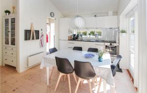 cocina y comedor con mesa y sillas en Gorgeous Home In Sams With Kitchen, en Onsbjerg