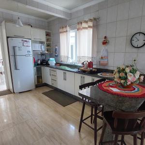 Una cocina o zona de cocina en Casa Beira Mar Mariscal Terreo