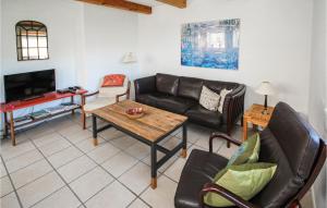 sala de estar con sofá y mesa en Beautiful Home In Sams With Kitchen, en Toftebjerg