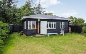een zwart-wit tiny house in een yard bij Awesome Home In Sams With House Sea View in Nordby