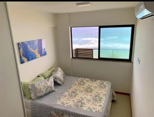 Habitación pequeña con cama y ventana en Salvador - Praia do Flamengo - Pé na areia, en Salvador