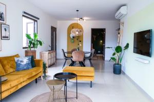 uma sala de estar com um sofá e uma mesa em Blue Bay Resort luxury apartment Green View em Dorp Sint Michiel