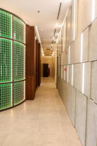 un pasillo en un edificio con un pasillo en A25 Hotel - 18 Nguyễn Hy Quang, en Hanói