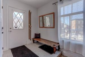 a room with a wooden bench and a window at FUNCTIONAL AND COZY APARTMENT - CITE LIMOILOU in Quebec City