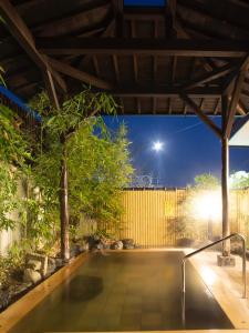 basen w ogrodzie z ogrodzeniem w obiekcie Harukaze no Yado w mieście Iwaki