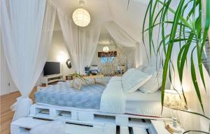 ein Schlafzimmer mit einem Himmelbett in der Unterkunft Stunning Home In Hrebinec With House A Panoramic View in Hrebinec