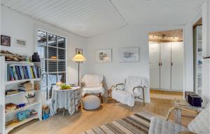 - un salon avec une table et deux chaises dans l'établissement 1 Bedroom Amazing Home In Karrebksminde, à Karrebæksminde