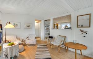 - un salon avec une table et des chaises dans l'établissement 1 Bedroom Amazing Home In Karrebksminde, à Karrebæksminde