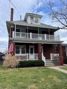 una gran casa de ladrillo rojo con bandera americana en Hudson #1 Private Two Bed near Xavier & Downtown en Cincinnati