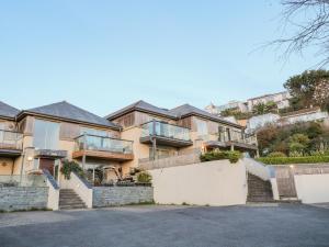 an image of a house with a driveway at A Stone's Throw in Torpoint