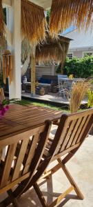 Sundlaugin á studio cosi, jardin privé, vue magique depuis piscine à débordement de la résidence eða í nágrenninu