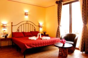 um quarto com uma cama com dois cisnes em Hotel Danibaan em Oaxaca de Juárez