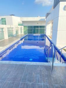 una piscina de agua azul en un edificio en SUITES EMPORIUM, en Guayaquil