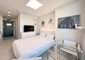 仁川市UH FLAT The SONGDO的一间医院间,配有床和电视