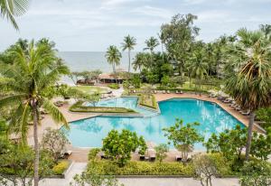 eine Aussicht über den Pool im Resort in der Unterkunft The Regent Cha Am Beach Resort, Hua Hin in Cha-am