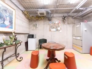 Zimmer mit Tisch und Stühlen in der Unterkunft Chang Tee Hotel Ikebukuro in Tokio