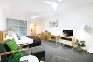 Uma televisão e/ou sistema de entretenimento em 'A Perfect Match' Resort-style Living in Darwin CBD