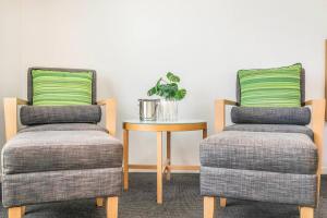 Uma área de estar em 'A Perfect Match' Resort-style Living in Darwin CBD