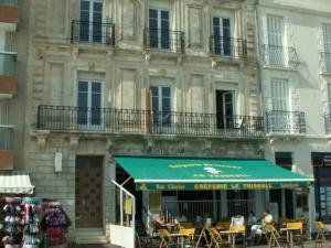 レ・サ​​ーブル・ドロンヌにあるAppartement Les Sables-d'Olonne, 2 pièces, 4 personnes - FR-1-197-196の建物前の緑日焼け付きの建物