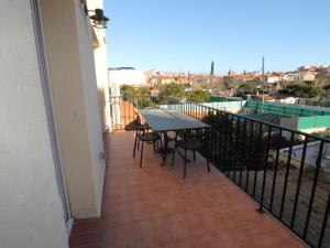 un patio con tavolo e sedie sul balcone. di Appartement Banyuls-sur-Mer, 3 pièces, 4 personnes - FR-1-309-4 a Banyuls-sur-Mer