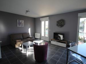 a living room with a couch and a tv at Appartement Banyuls-sur-Mer, 3 pièces, 4 personnes - FR-1-309-4 in Banyuls-sur-Mer