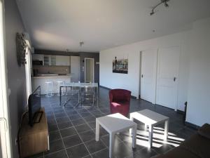 バニュルス・シュル・メールにあるAppartement Banyuls-sur-Mer, 3 pièces, 4 personnes - FR-1-309-4のリビングルーム(テーブル、椅子付)、キッチン