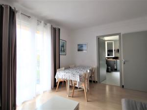 une salle à manger avec une table et des chaises blanches dans l'établissement Appartement Banyuls-sur-Mer, 2 pièces, 4 personnes - FR-1-309-29, à Banyuls-sur-Mer