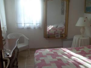 um quarto com uma cama, um espelho e uma mesa em Appartement Banyuls-sur-Mer, 3 pièces, 6 personnes - FR-1-309-35 em Banyuls-sur-Mer