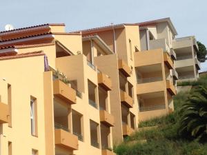 Το κτήριο όπου στεγάζεται  το διαμέρισμα +6 φωτογραφίες