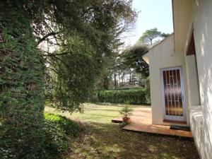 una vista de una casa con patio en Maison familiale près plage St Brevin, animaux admis, parking privé - FR-1-364-40, en Saint-Brevin-les-Pins
