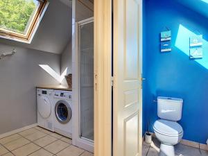 łazienka z toaletą i pralką w obiekcie Maison Crozon, 3 pièces, 4 personnes - FR-1-370-27 w mieście Crozon