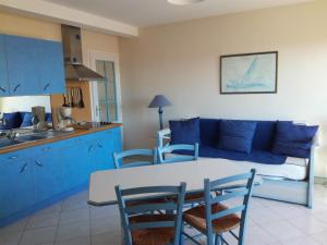 Appartement Les Sables-d'Olonne, 2 pièces, 3 personnes - FR-1-92-779にあるキッチンまたは簡易キッチン