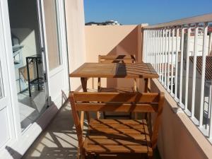 Appartement Les Sables-d'Olonne, 2 pièces, 3 personnes - FR-1-92-779にあるバルコニーまたはテラス