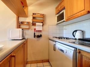 Appartement Les Gets, 3 pièces, 7 personnes - FR-1-454-16にあるキッチンまたは簡易キッチン