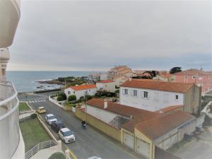 レ・サ​​ーブル・ドロンヌにあるStudio Les Sables-d'Olonne, 1 pièce, 4 personnes - FR-1-197-380の海の町の空の景色