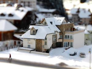 イシュグルにあるRelax Apartmentsの雪の家の模型