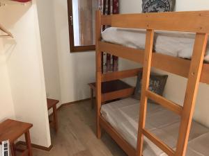 Appartement Les Gets, 2 pièces, 4 personnes - FR-1-454-23にある二段ベッド