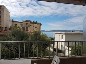 uma varanda com vista para o mar e para os edifícios em Appartement Saint-Raphaël, 2 pièces, 4 personnes - FR-1-466A-2 em Saint-Raphaël