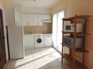 Кухня или мини-кухня в Maisonnette ensoleillée, à 100m de la plage, animaux sur demande - FR-1-476-45
